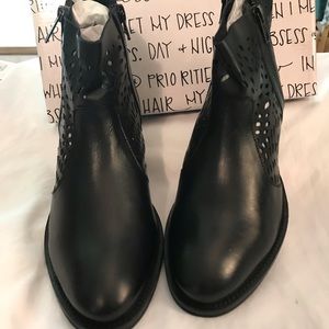 Extrafine Black Leather Calato Ankle Boots